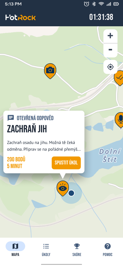 Mobilní obrazovka hry Treasure Hunt s mapou a úkolem